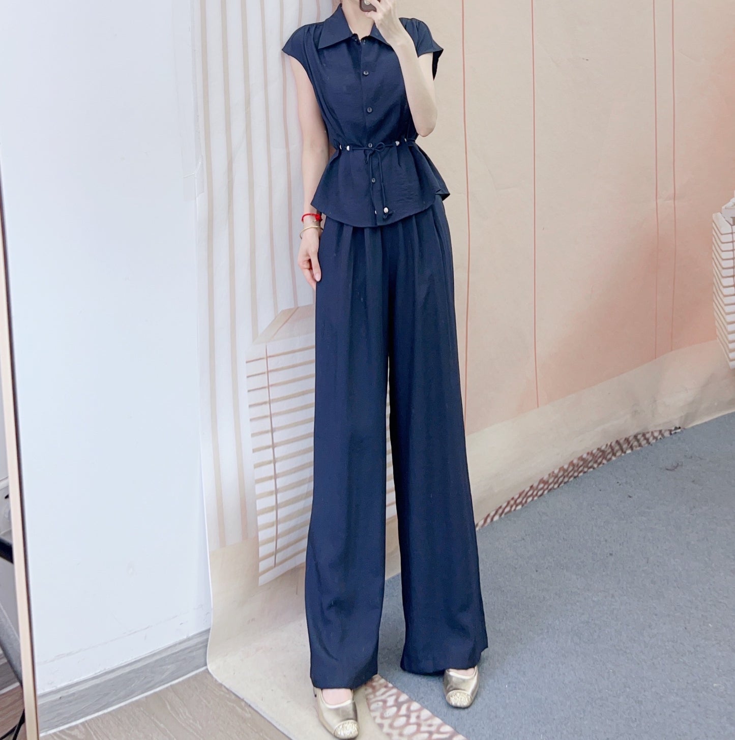 Dame jumpsuit med taljerbart design og elegante knapdetaljer Stilla