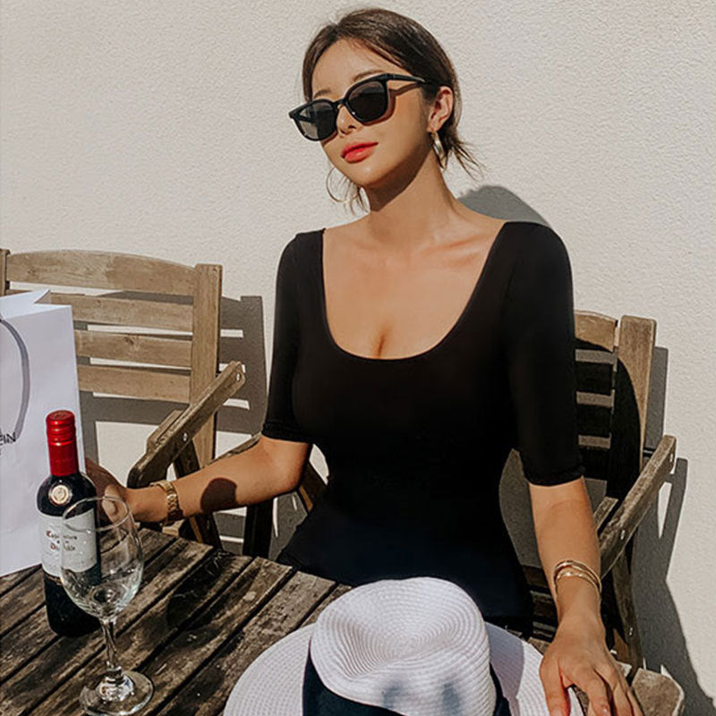 Dame elegant ensfarvet badedragt med halvlange ærmer og smart udskæring Stilla