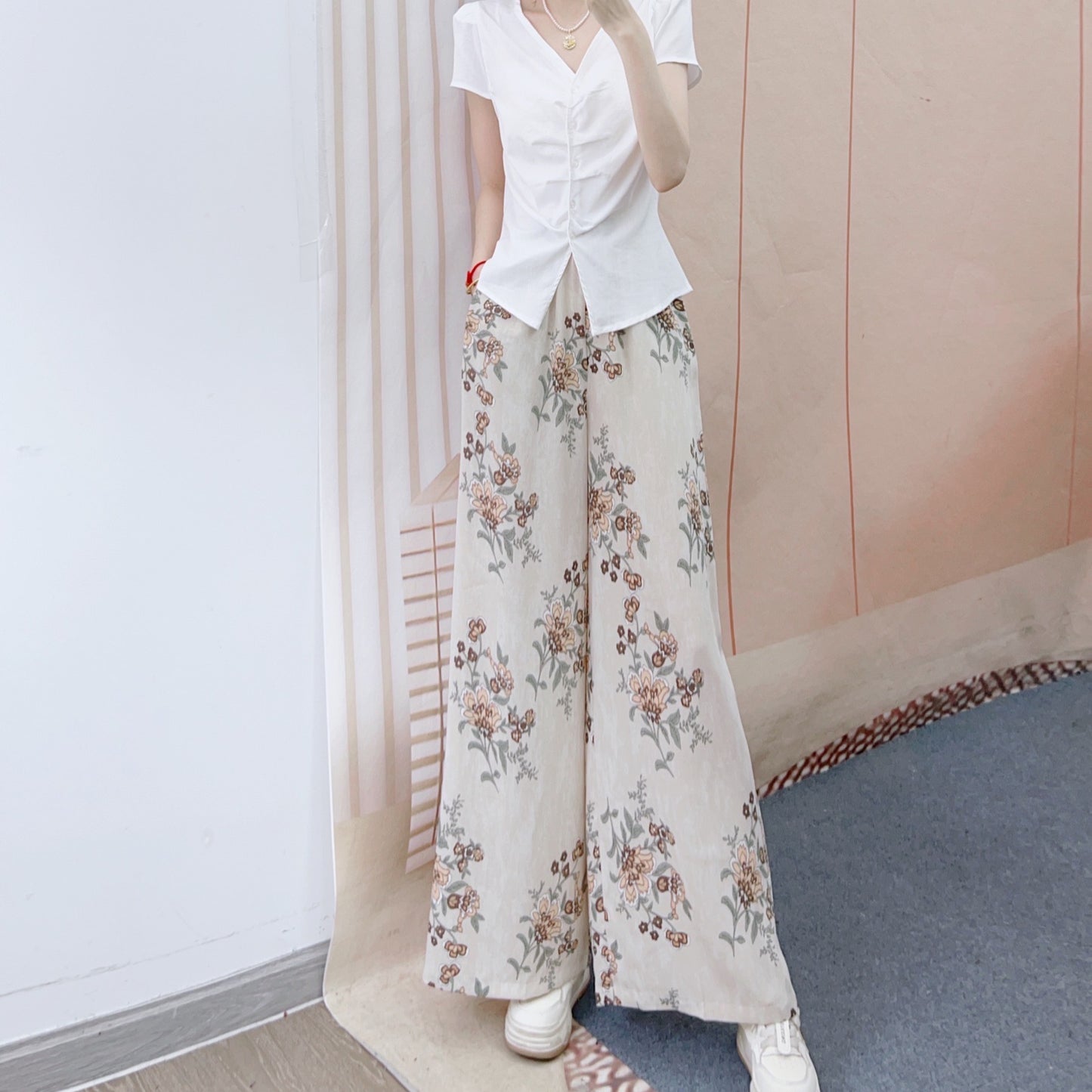 Dame Elegant og figurtilpasset bluse med blomsterprint og bred buksedragt Stilla