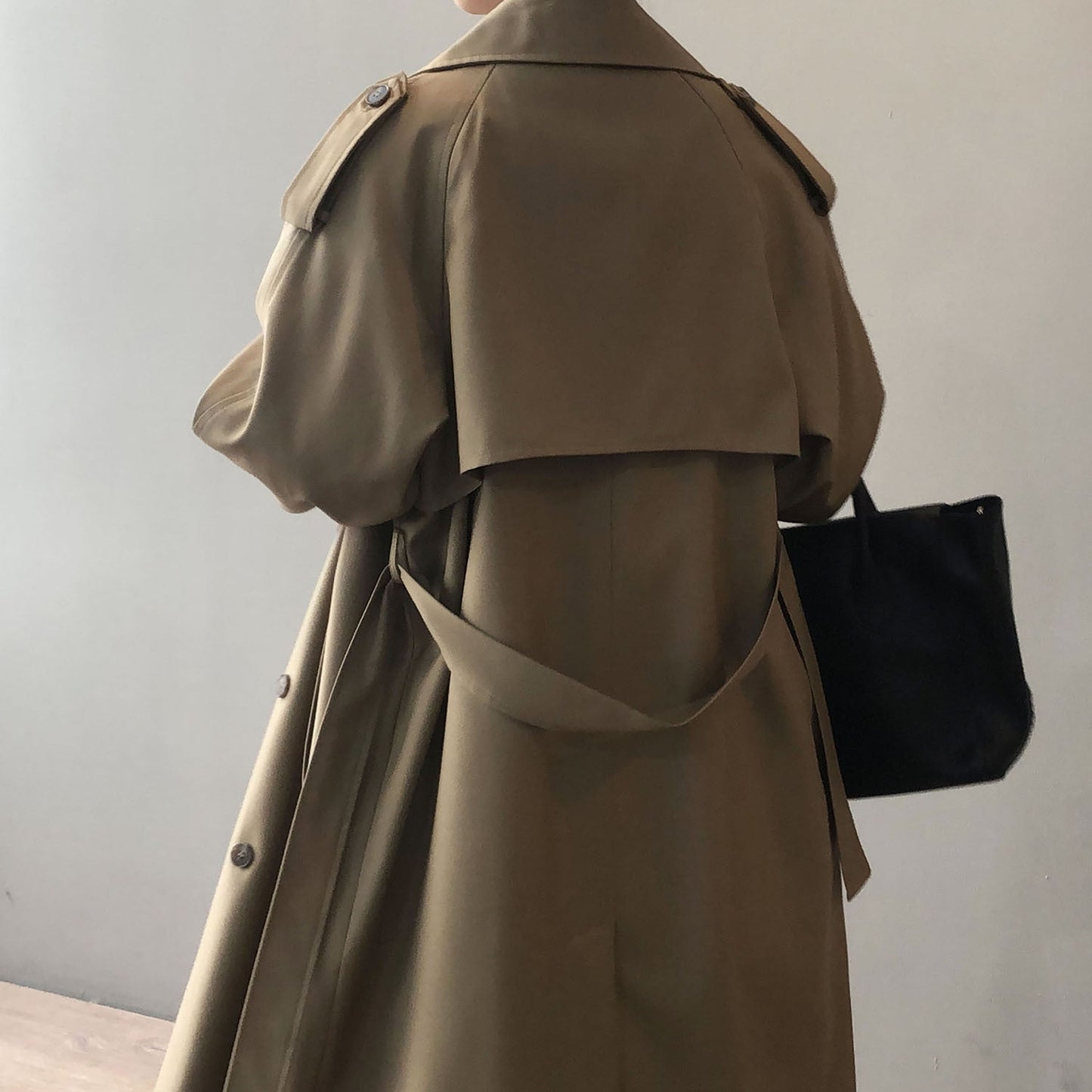 Stilla | Moderne Trenchcoat Med Dobbelt Knapliste Til Damer