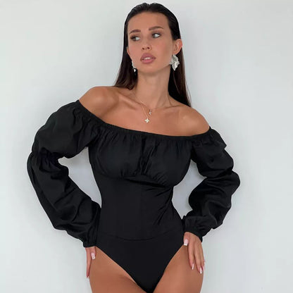 Dame Off-Shoulder Bodysuit med voluminøse ærmer og tætsiddende snit Stilla