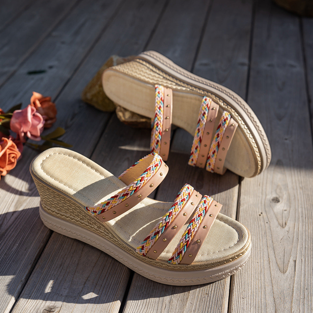 Dam wedgesandaler med justerbare remme og farverige dekorative accenter Stilla