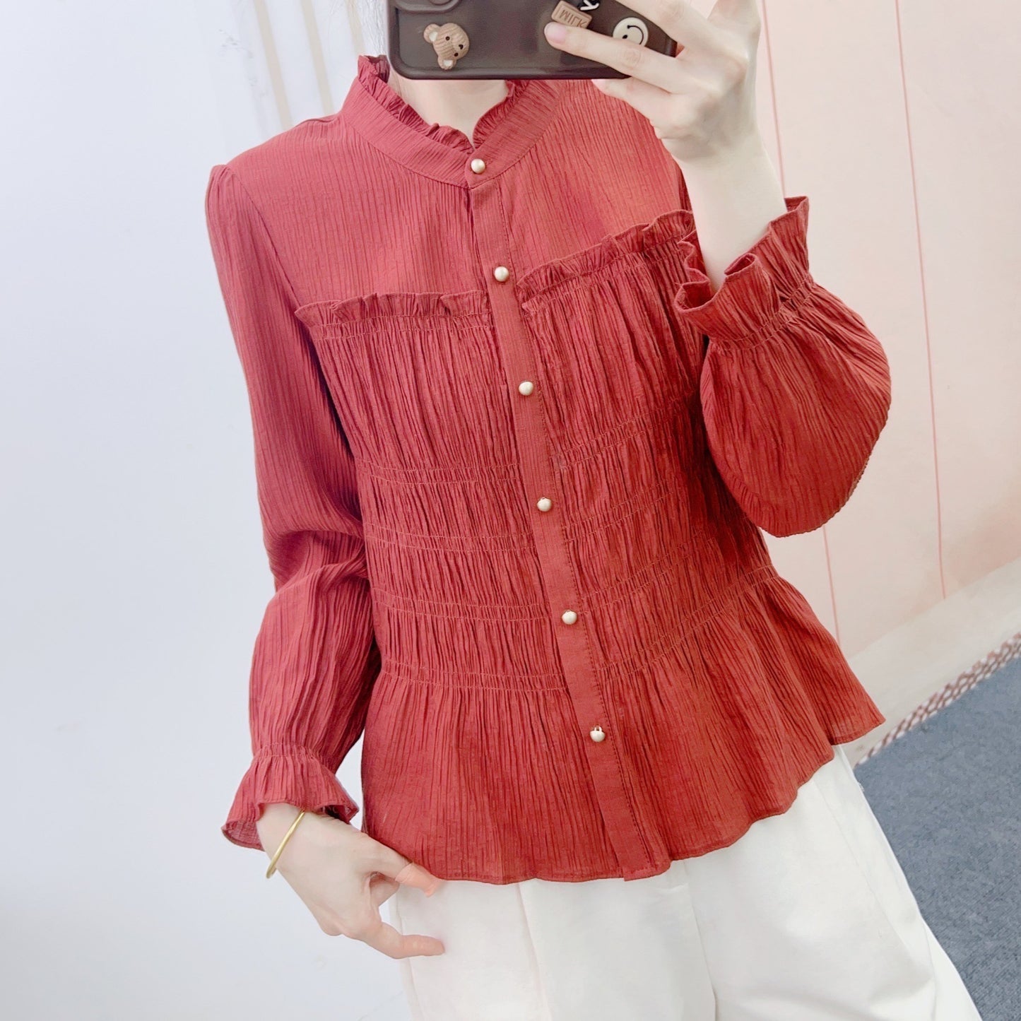 Dame elegant bluse med rynkedesign og knapdetaljer Stilla