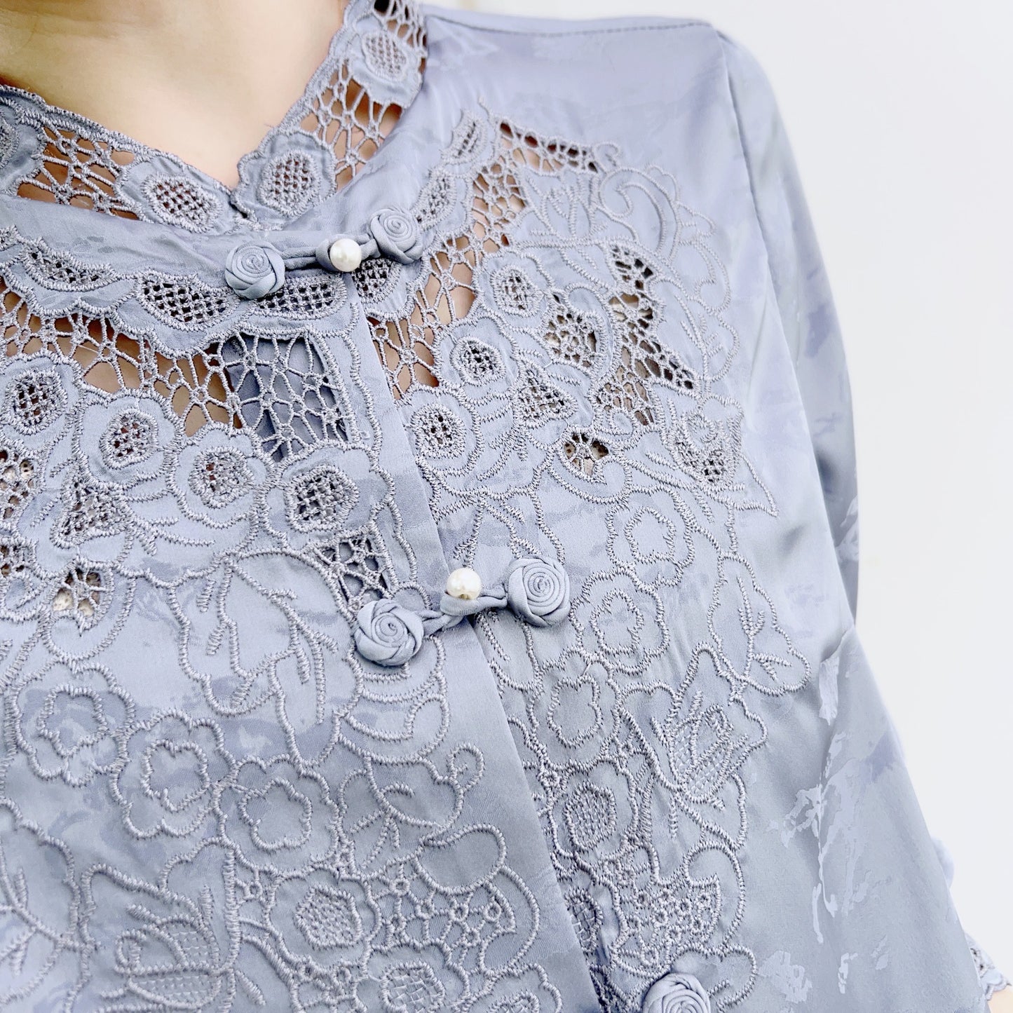 Dame elegant bluse med kunstneriske spidsaccent og fashionable knapdetaljer Stilla