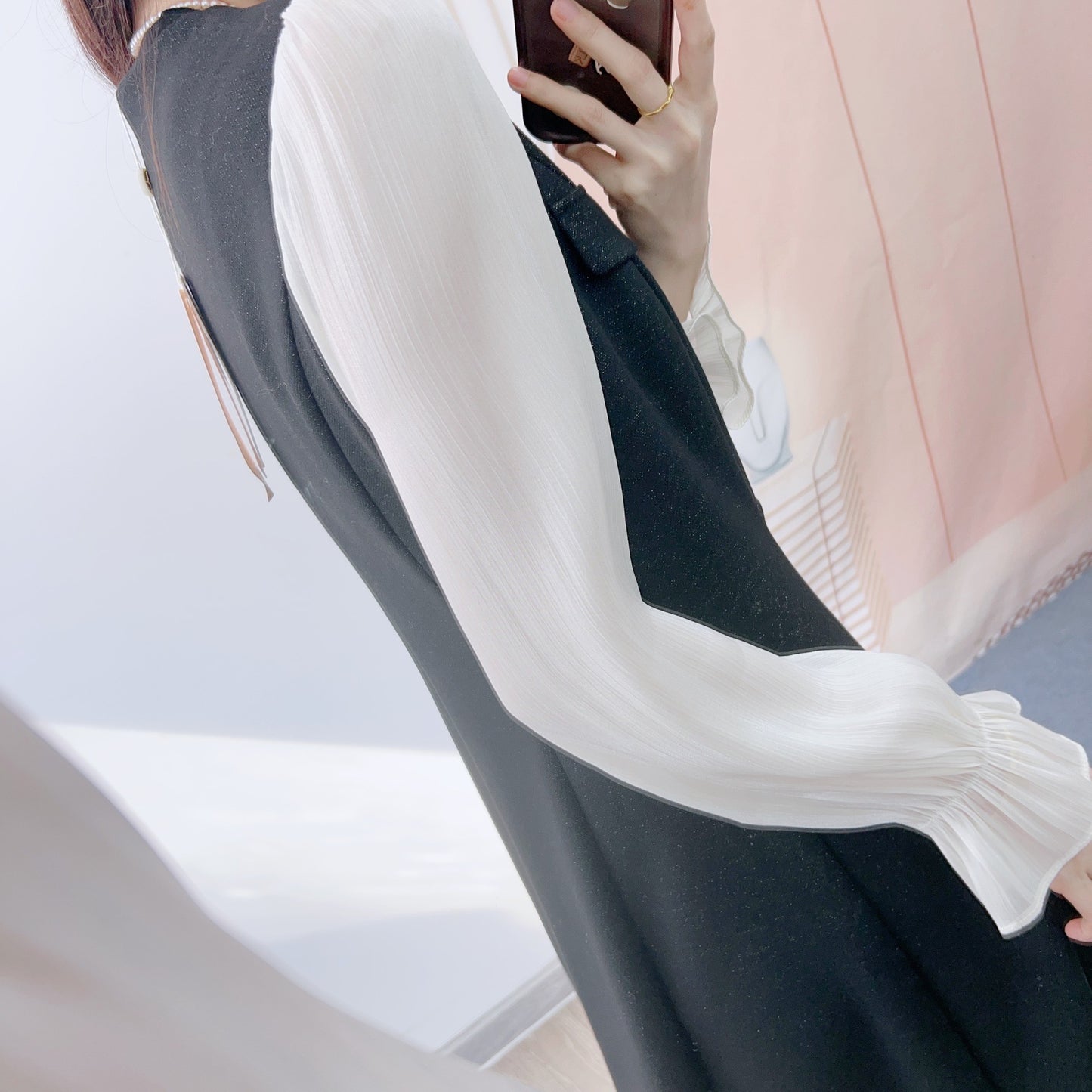 Dame Elegant kjole med dekorative knapper og transparente ærmer Stilla