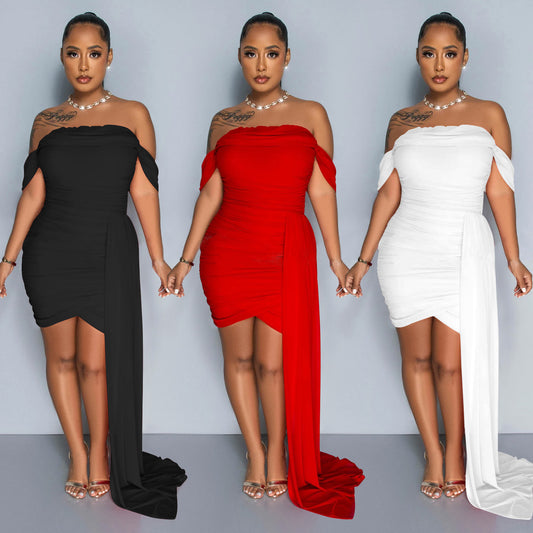 Dame elegant cocktailkjole med skulderfri form og asymmetrisk kant Stilla