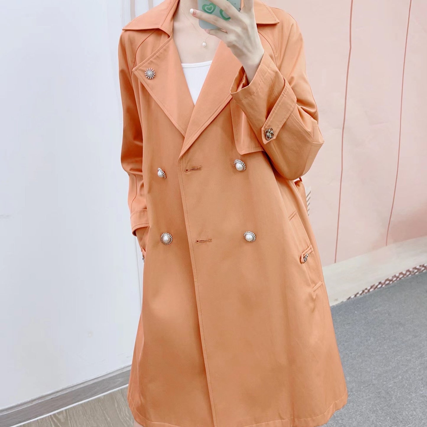 Dame dobbeltspændt trenchcoat med stilfulde knapdetaljer og praktiske lommer Stilla