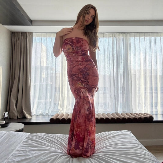 Dame elegant aftenkjole med snøreløst top og flydende skirt Stilla