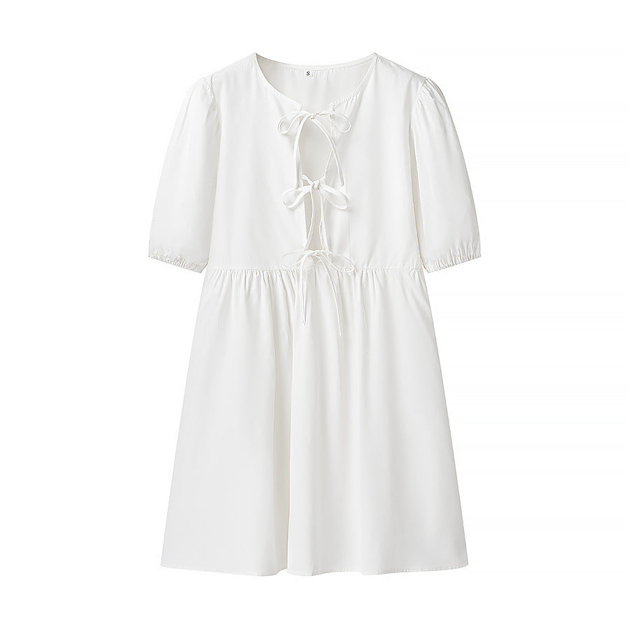 Dame afslappet kjole med flæsedetaljer og blomstret bindebånd Stilla