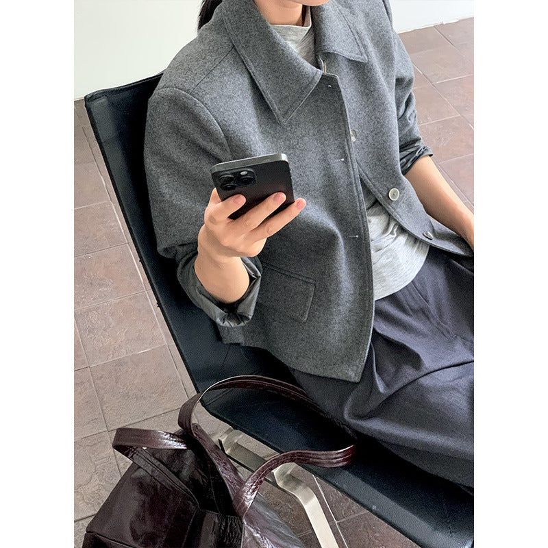 Dame afslappet kort jakke med knapbar krave og praktiske lommer Stilla