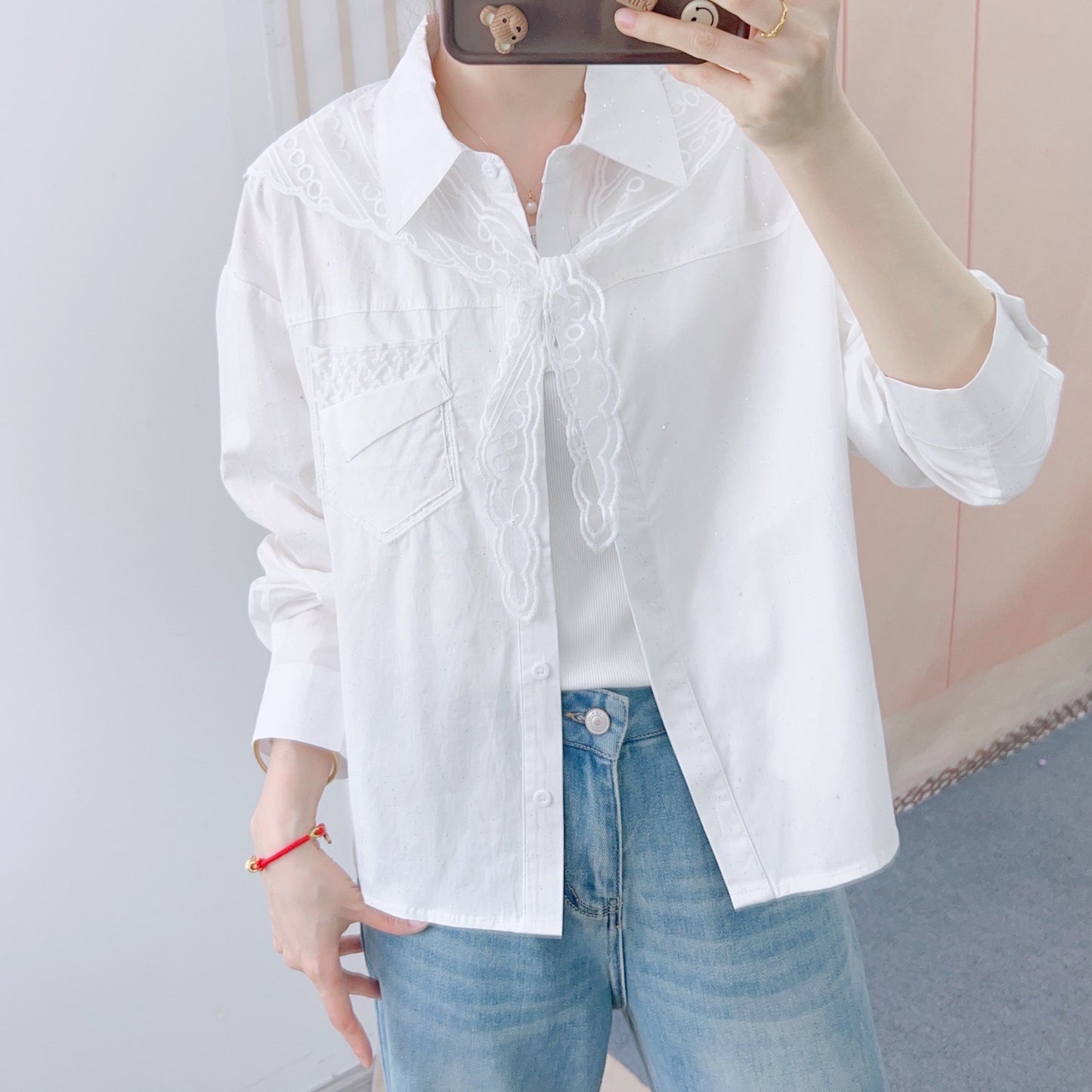 Dame elegant bluse med kunstneriske flæsedetaljer Stilla