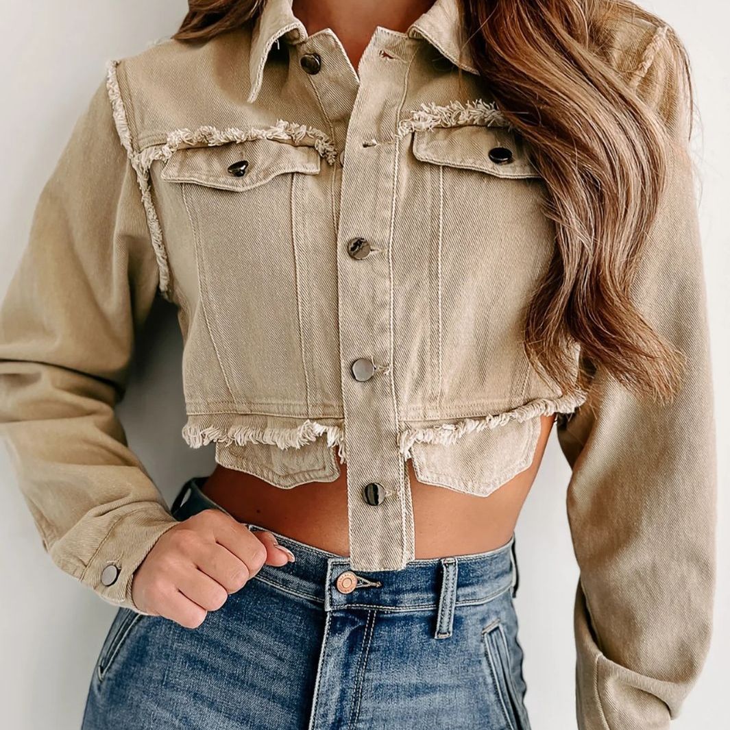 Dame cropped denimjakke med frynset kanter og dobbelte brystlommer Stilla