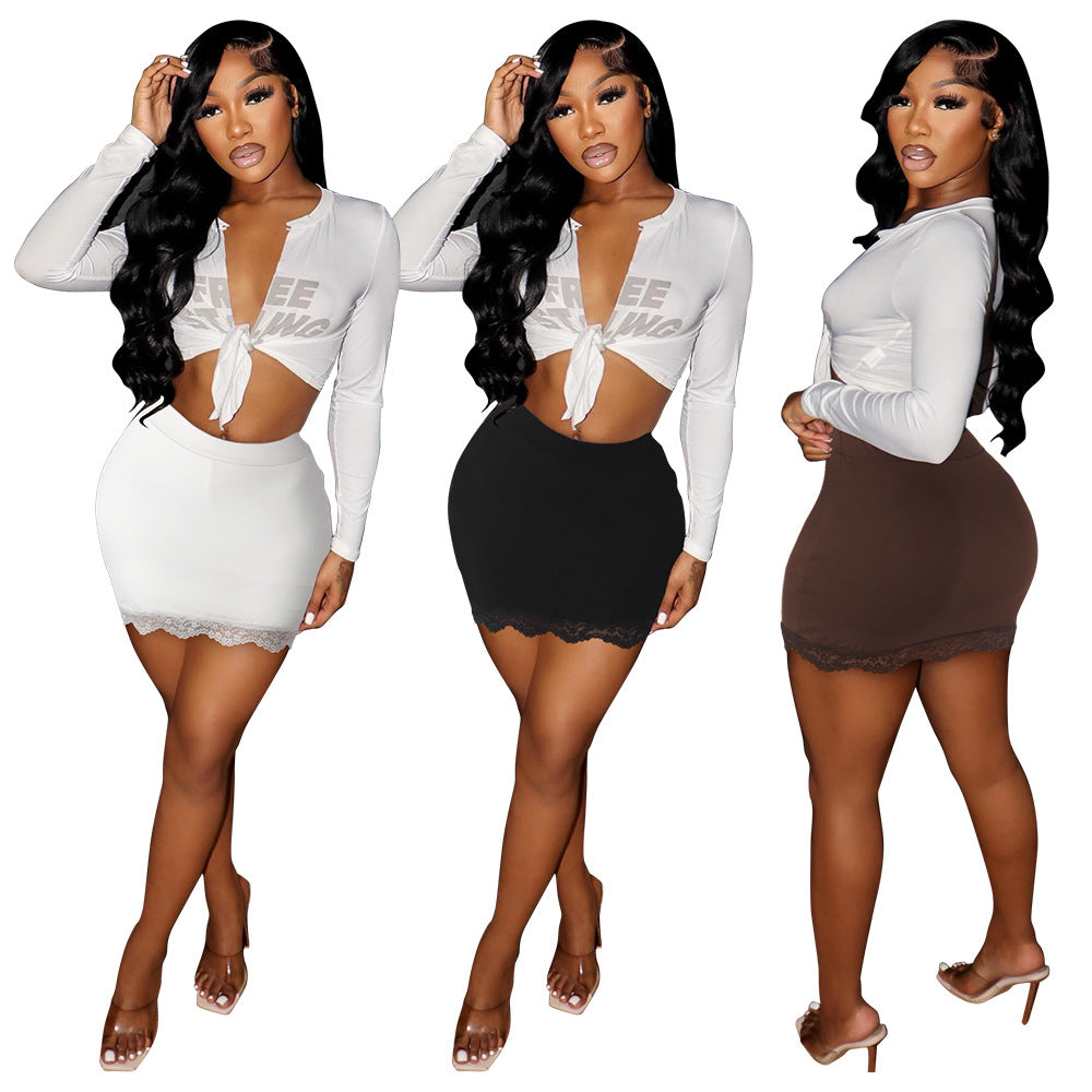 Dame afslappet crop-top med knap-detalje og trendy skrift Stilla