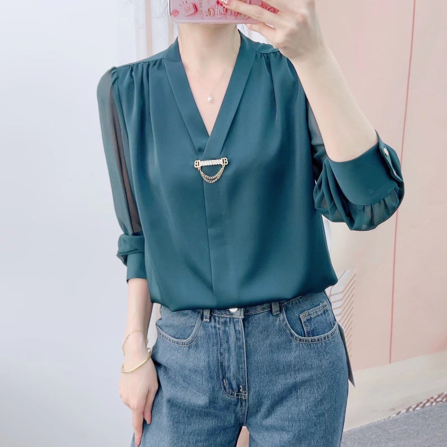 Dame Elegant Bluse med moderigtigt V-udskæring og dekorativ knapdetalje Stilla