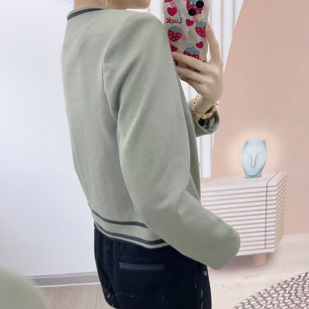 Dame Elegant Boucle-jakke med kontrastfarver og moderne knaplukninger Stilla