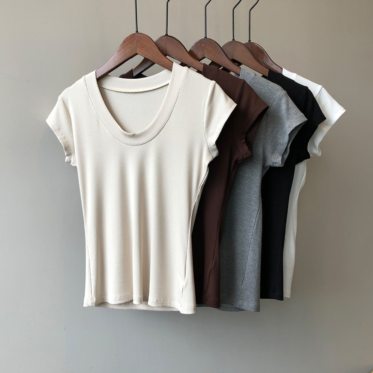 Dame kort bodyshirt i åndbart materiale med dyb rund halsudskæring Stilla