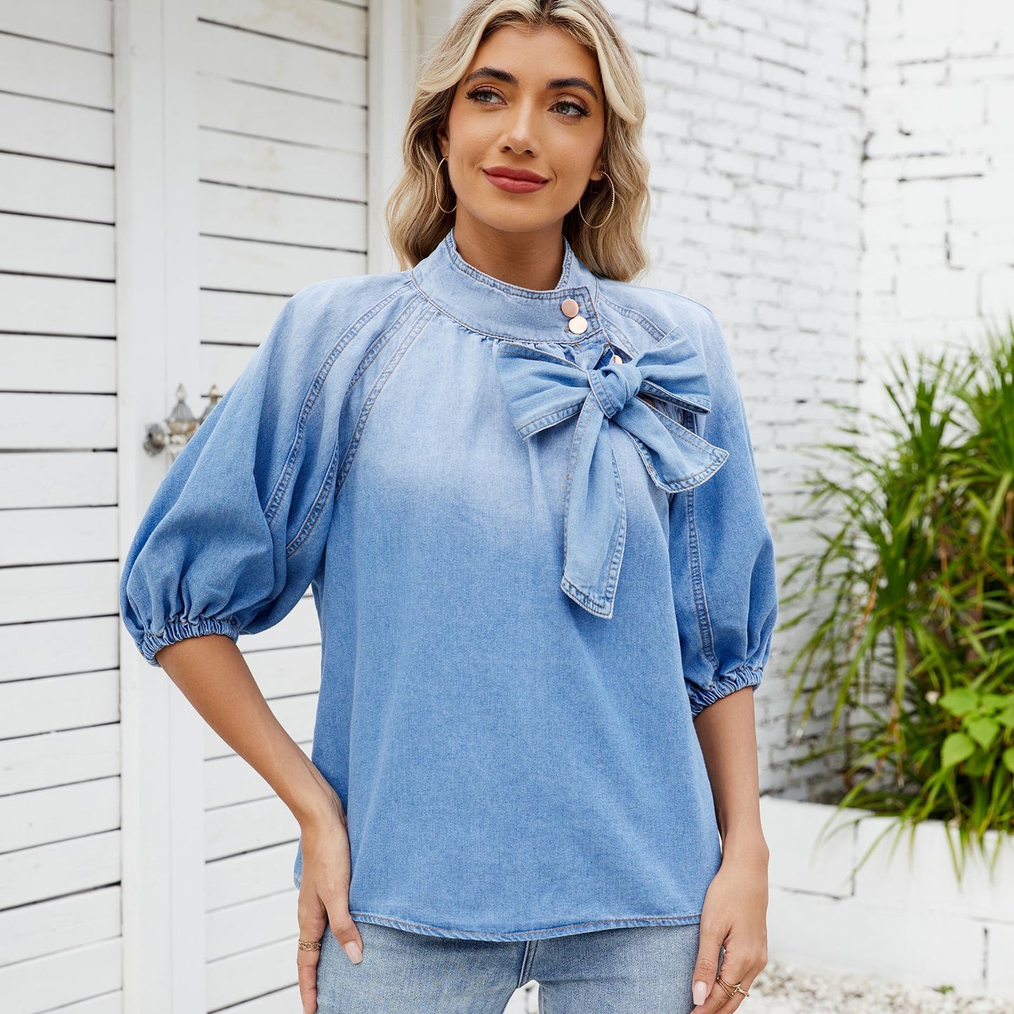 Dame Denim-top med dekorativt sløjfedetalje og feminine puffærmer Stilla