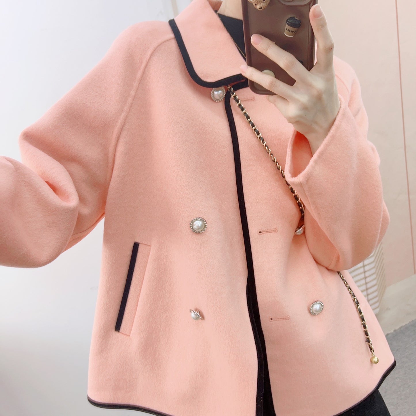 Dame elegant jakke med kontrasterende knapdetaljer og moderigtigt kædehegn Stilla