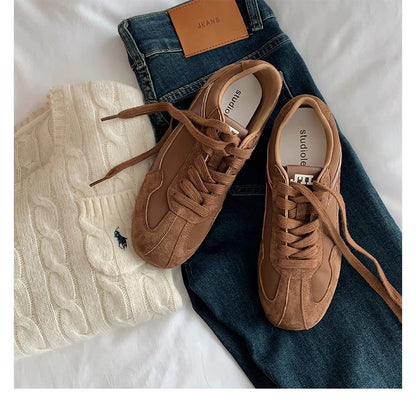 Dame Sneakers i retro-stil med unikt design og åndbar polstring Stilla