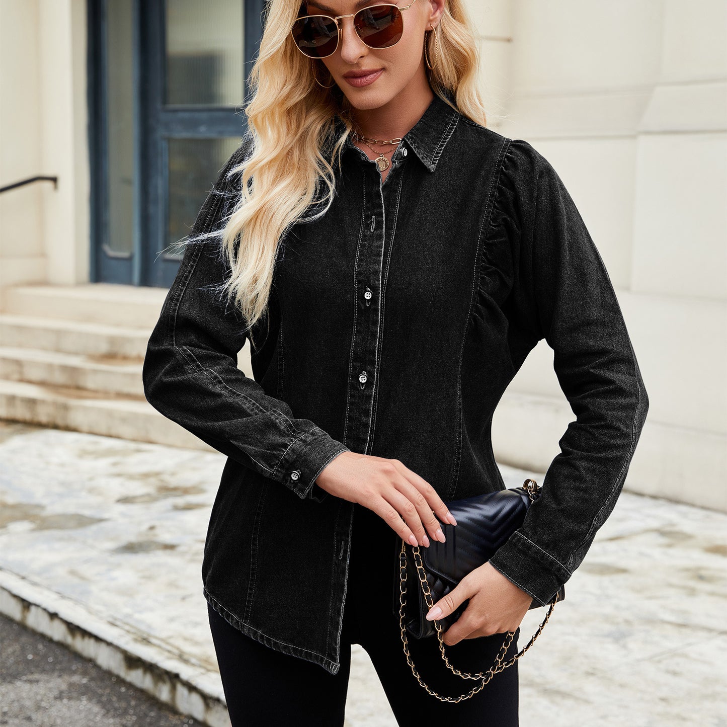 Dame denimskjorte med ruffle-detaljer og tætsiddende snit Stilla