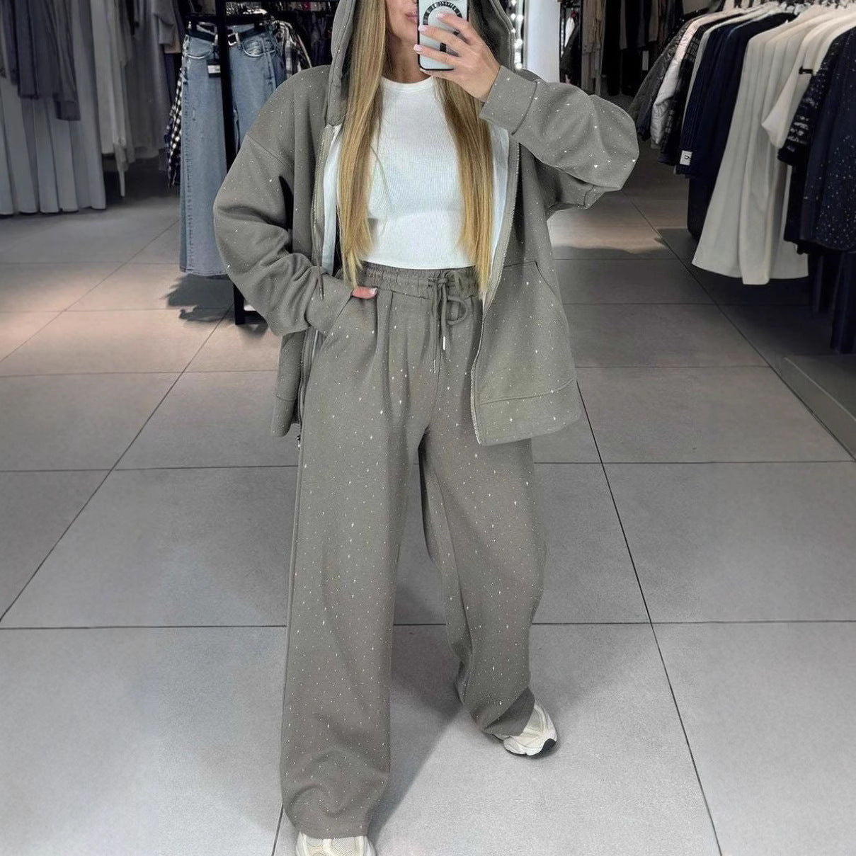 Dame afslappet sportjakke med hætte og moderne polka-dot design Stilla