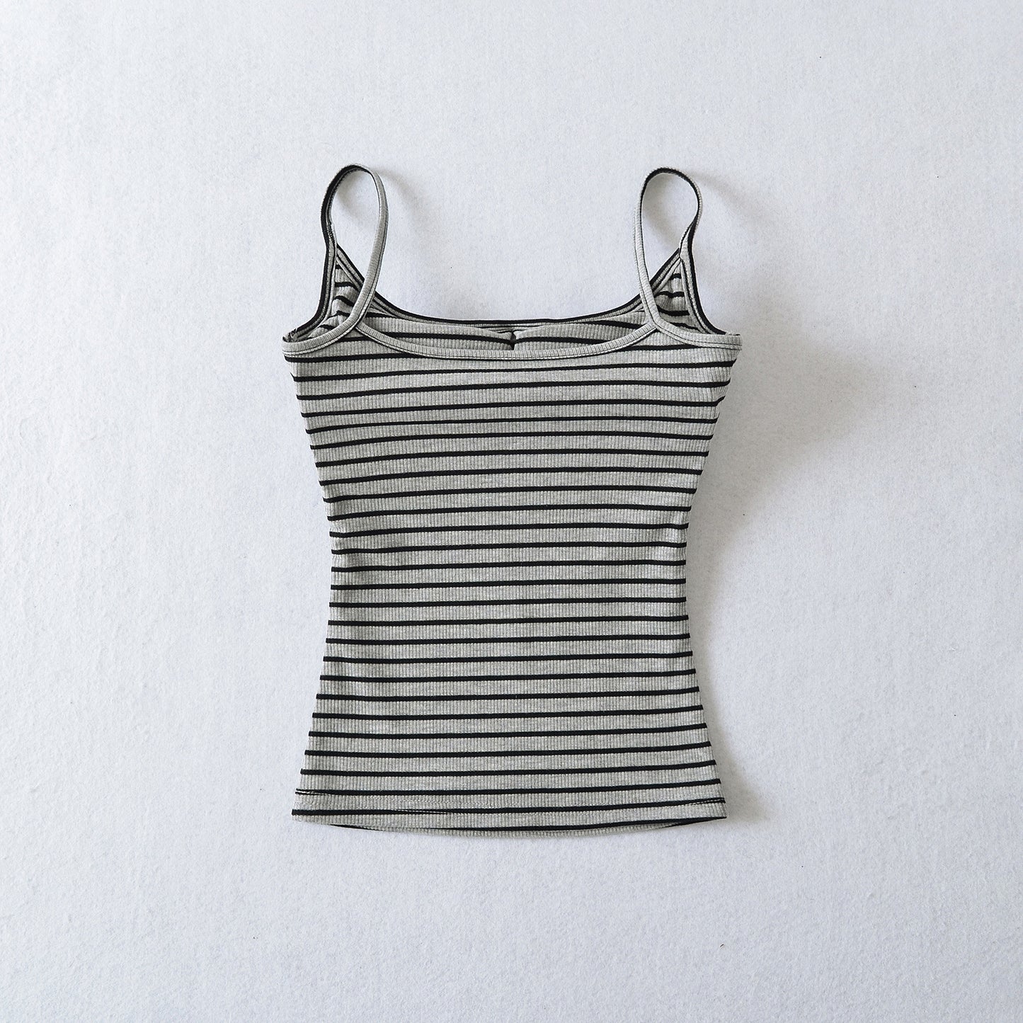 Dame afslappet Neckholder Tanktop med fine striber og elastisk pasform Stilla