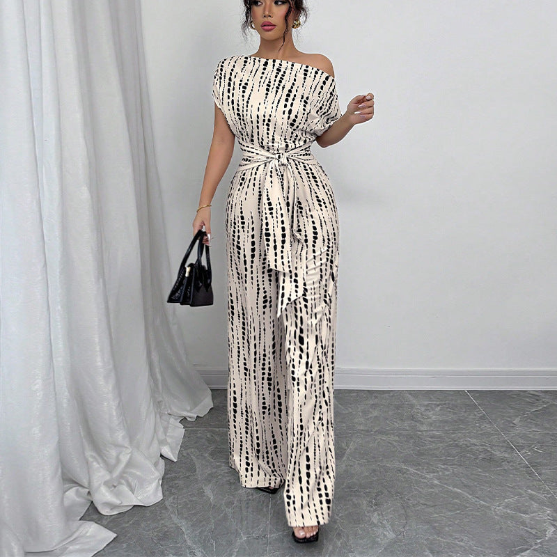 Dame elegant og luftig jumpsuit med asymmetrisk snit og bindebælte Stilla