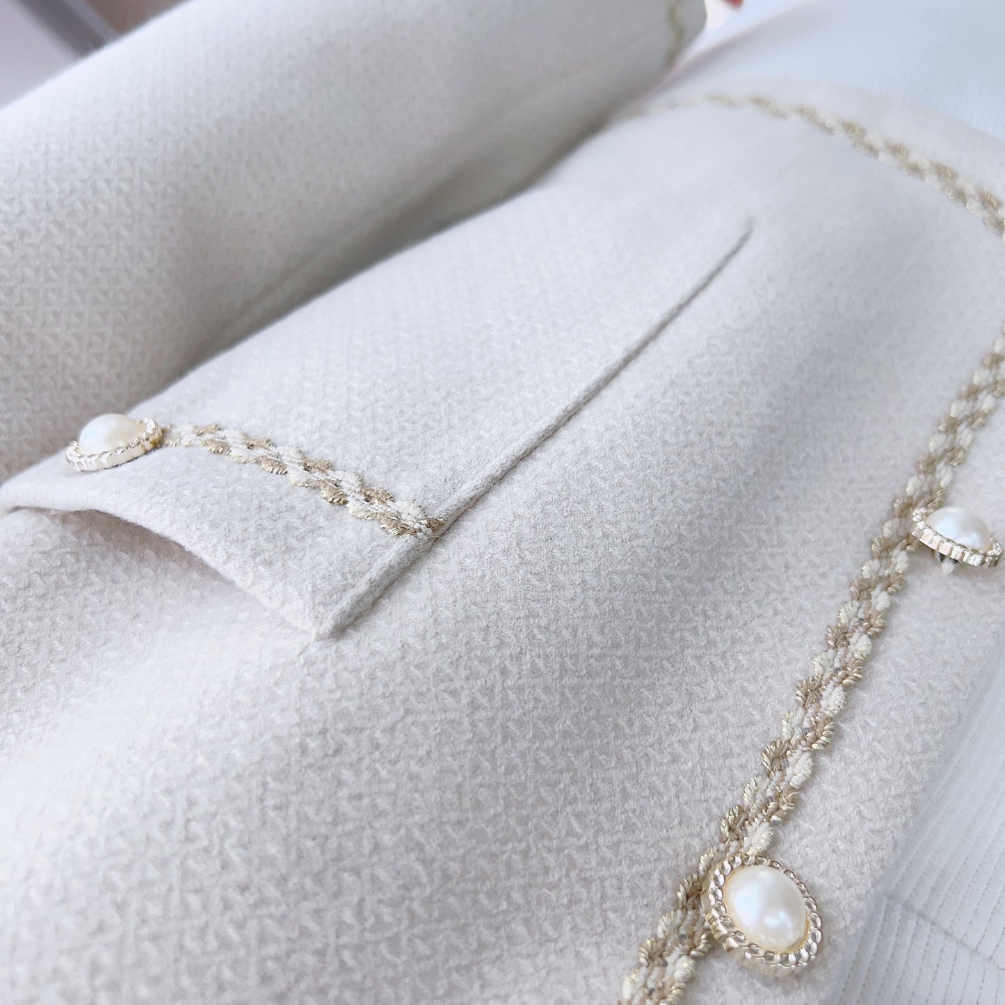 Dame elegant Boucle-jakke med perleknapdetaljer og praktiske lommer Stilla