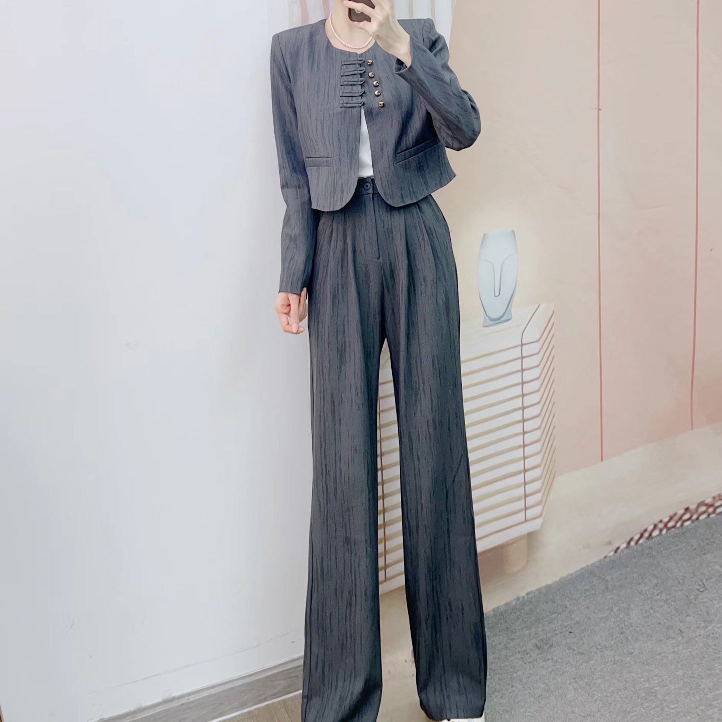 Dame Elegant Blazer-Bukser-Kombination med struktureret design og moderne knapdetaljer Stilla