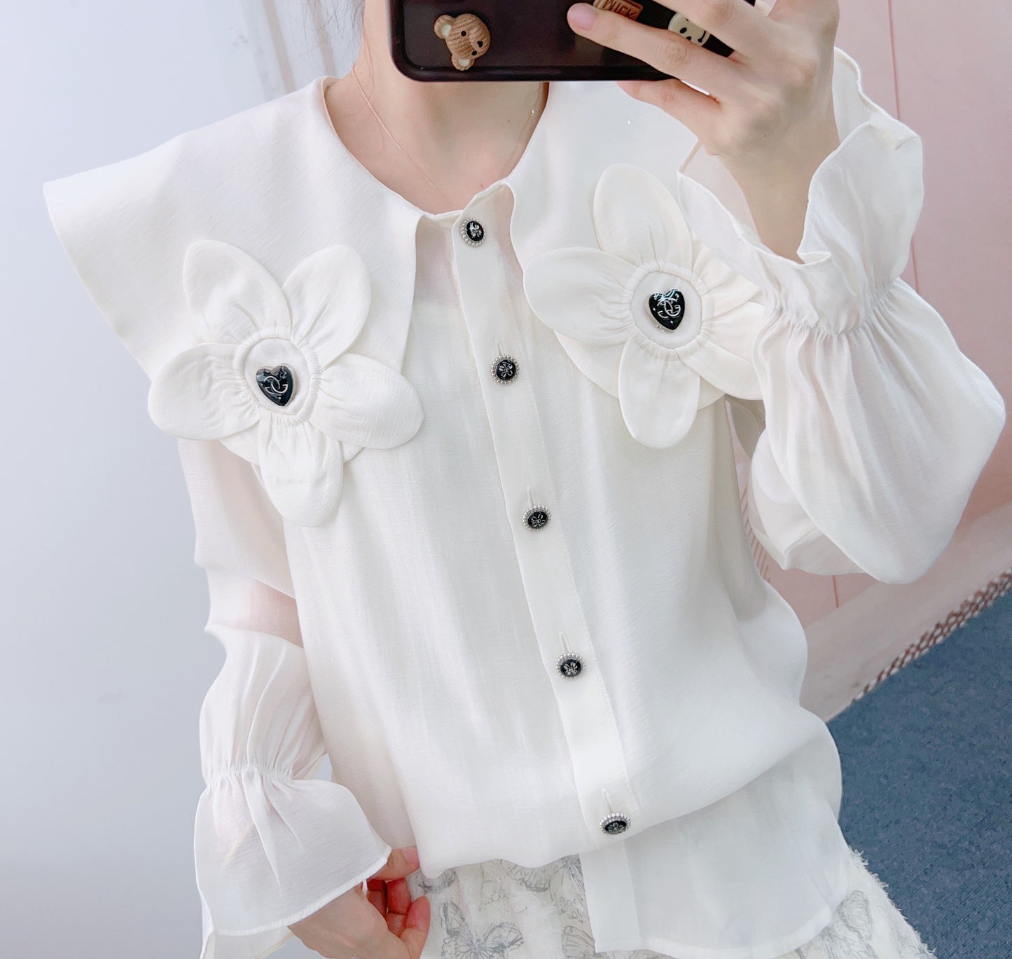 Dame elegant bluse med blomsterapplikationer og puffærmer Stilla