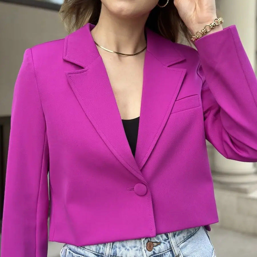 Dame Cropped Blazer med elegant revers og minimalistisk knapliste Stilla