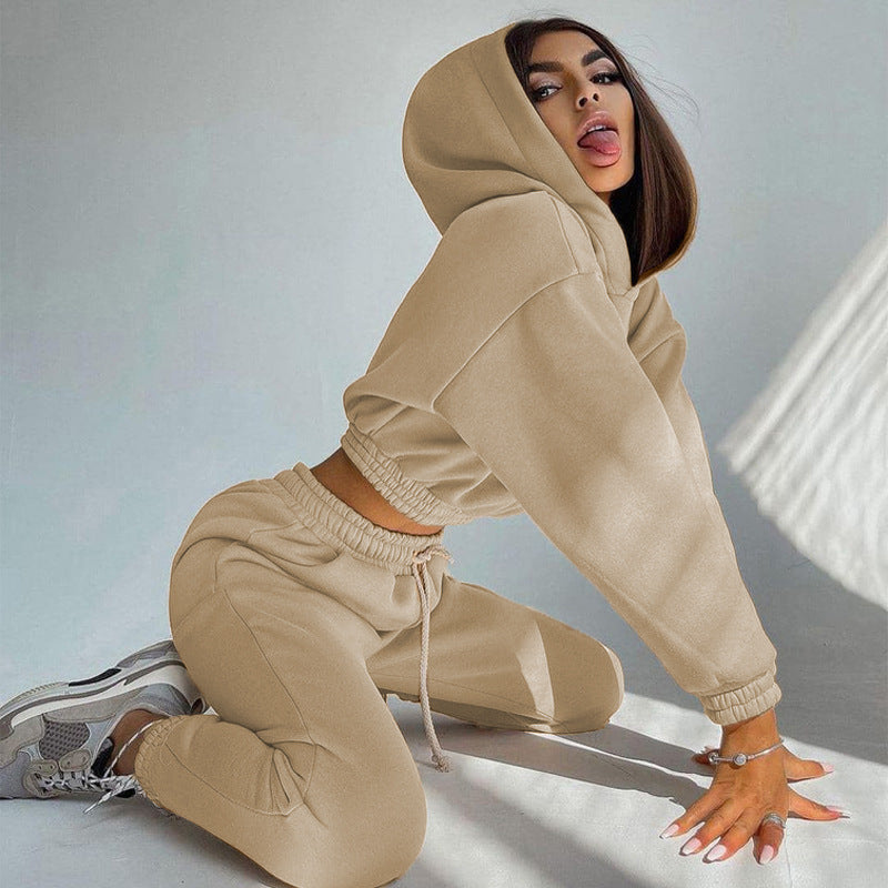 Dame afslappet sportssæt med cropped hoodie og elastiske bukser Stilla