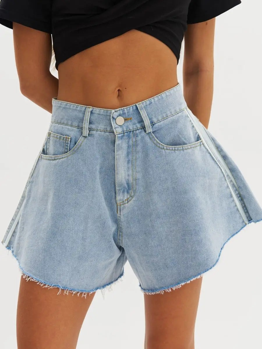 Dame afslappede denim shorts med sideløse kontraststriber og frynset kant Stilla