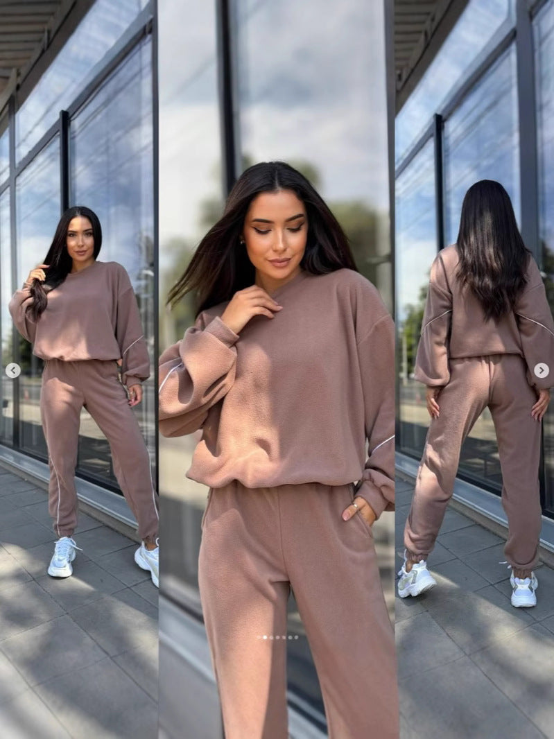 Dame afslappet fritidssæt med løs pasform og dekorerende kontrastsyninger Stilla