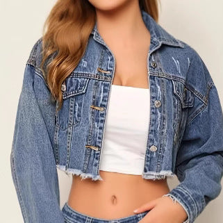 Dame cropped jeansjakke i afslappet vintage-stil med frynset kant og moderne riv-detaljer Stilla