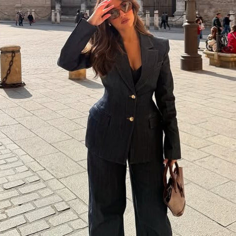 Dame Denim Blazer i elegant snit med dekorative knapdetaljer og praktiske lommer Stilla