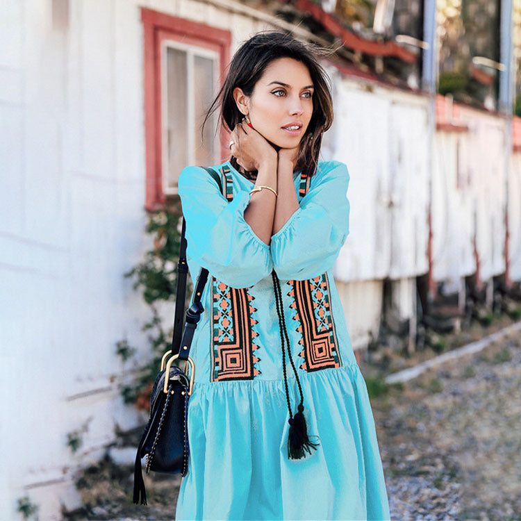 Dame afslappet kjole med kunstnerisk broderedesign Stilla