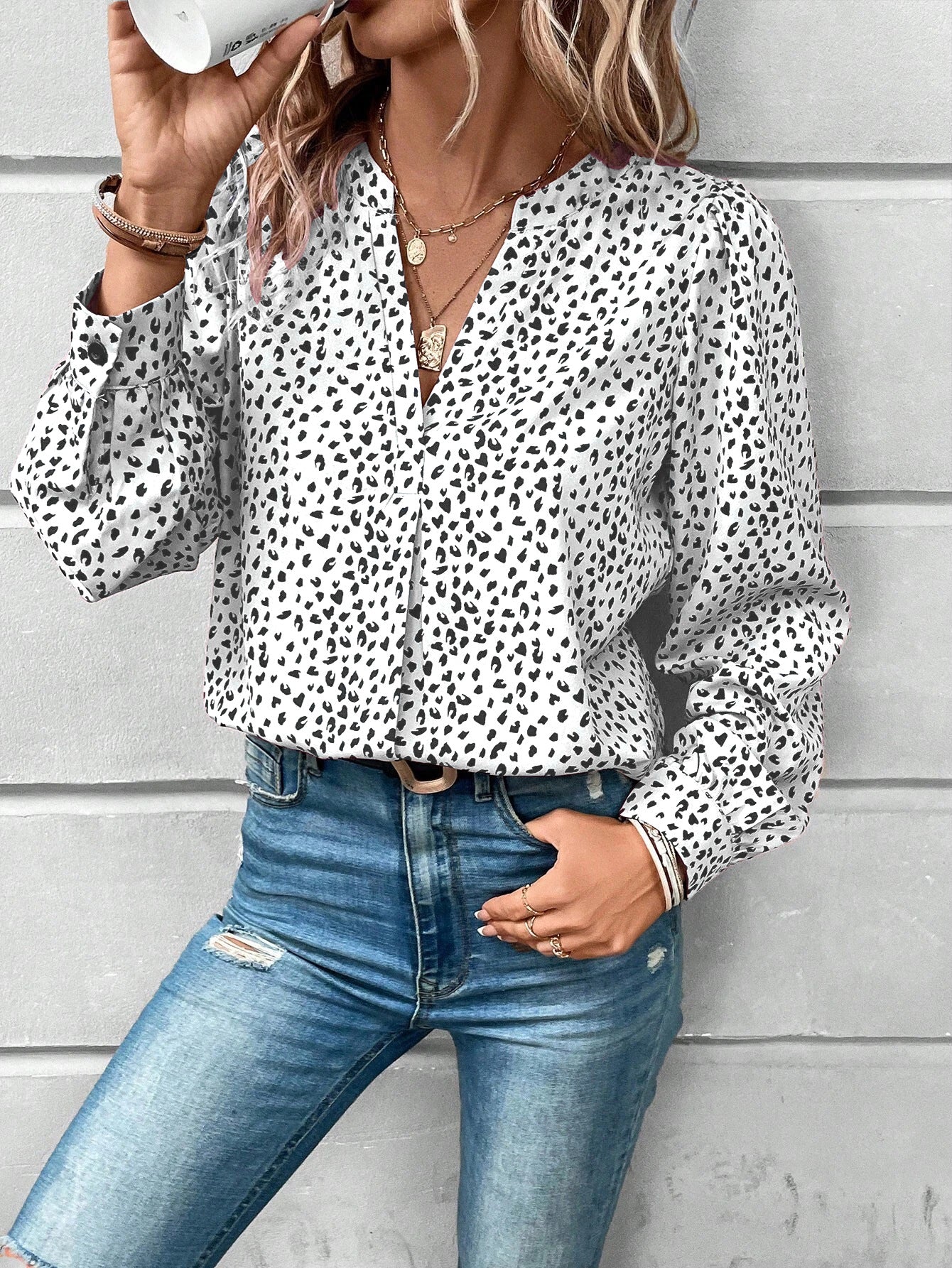 Dame afslappet bluse med leopardprint og fashionable pufærmer Stilla