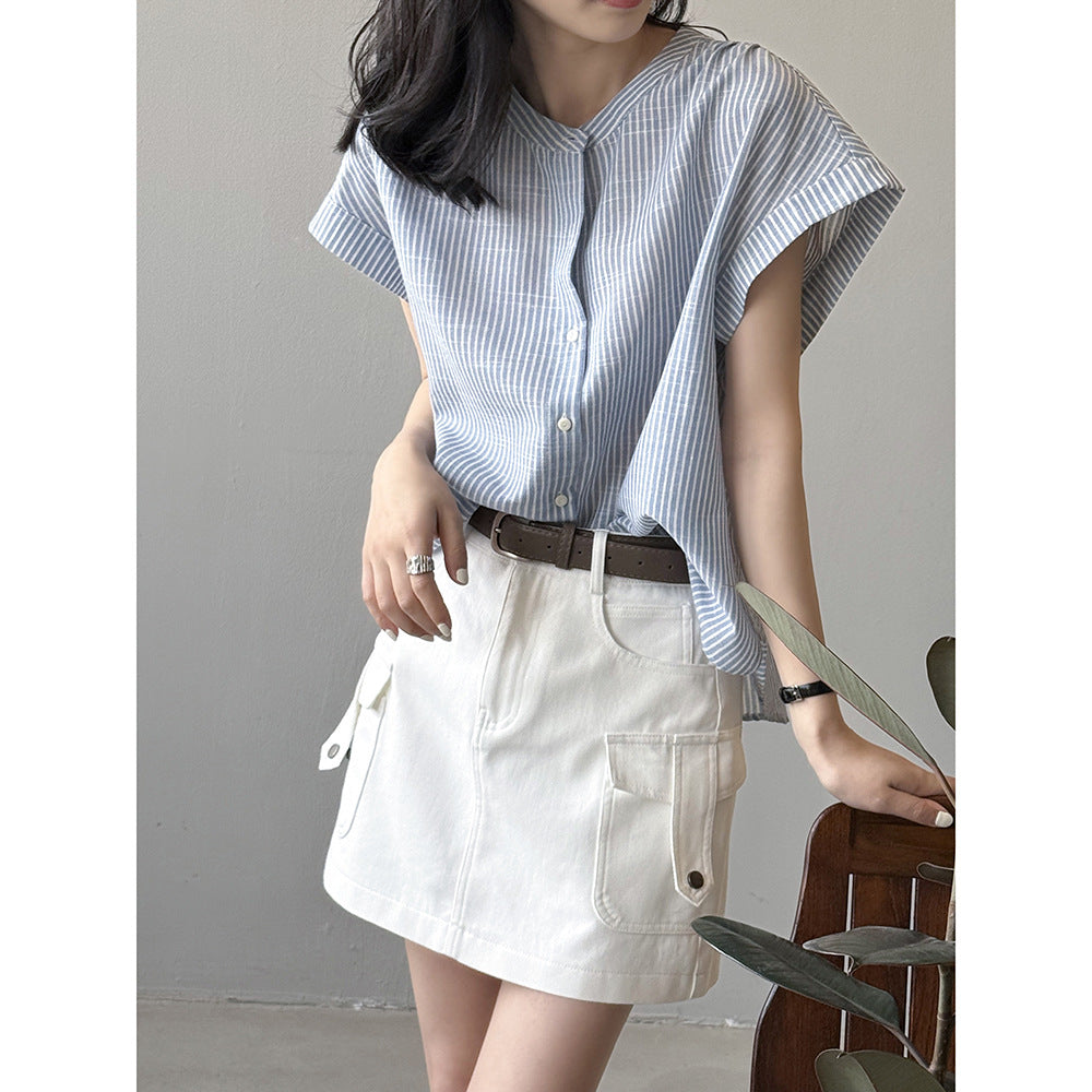 Dame afslappet bluse med knapbar udskæring og opsmøgede ærmer Stilla