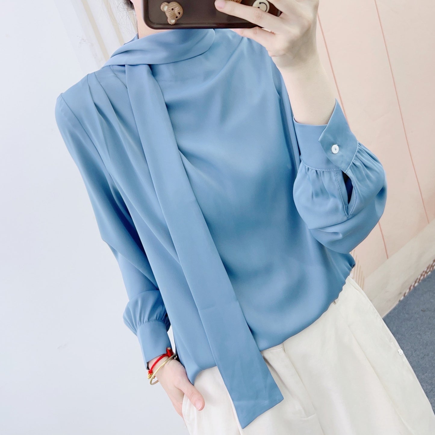 Dame elegant bluse med moderigtig bånd og voluminøse ærmer Stilla