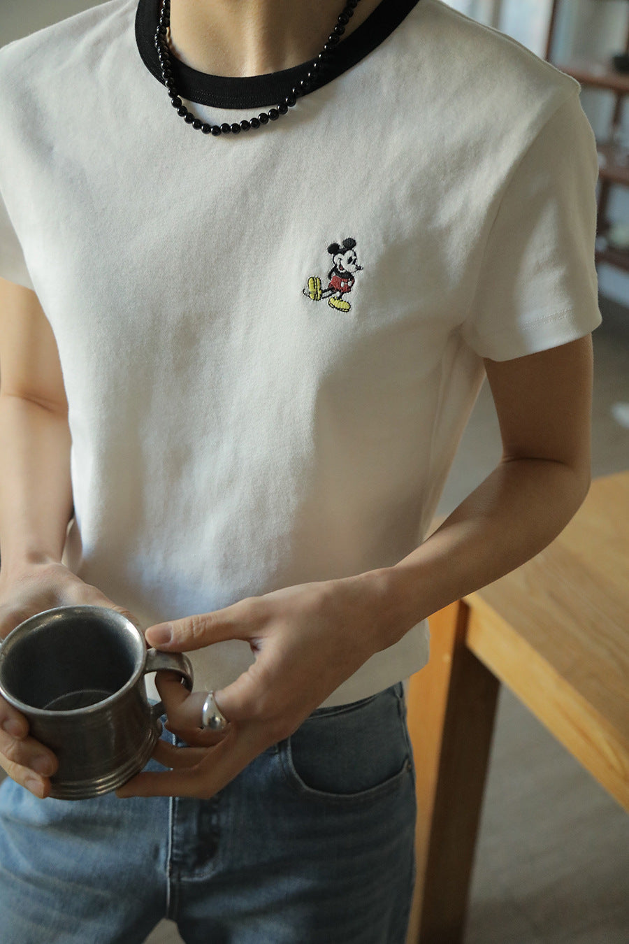 Dame afslappet kortærmet top med kontrasterende halsudskæring og stilfuld snit Stilla