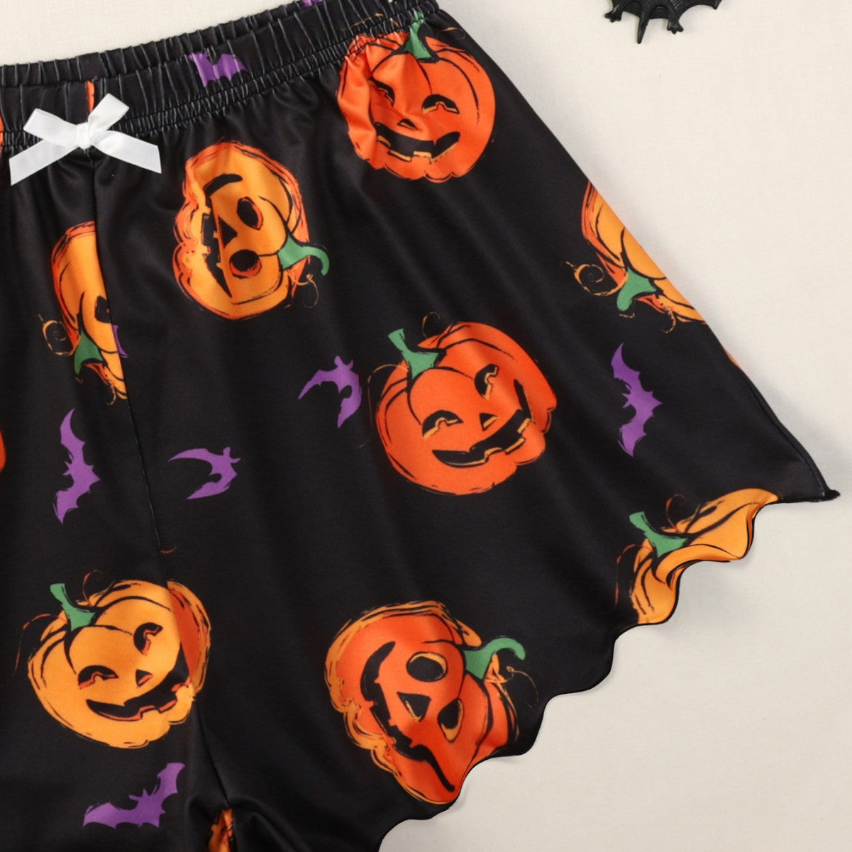 Dame afslappet Halloween pyjamasæt med crop-top og shorts Stilla