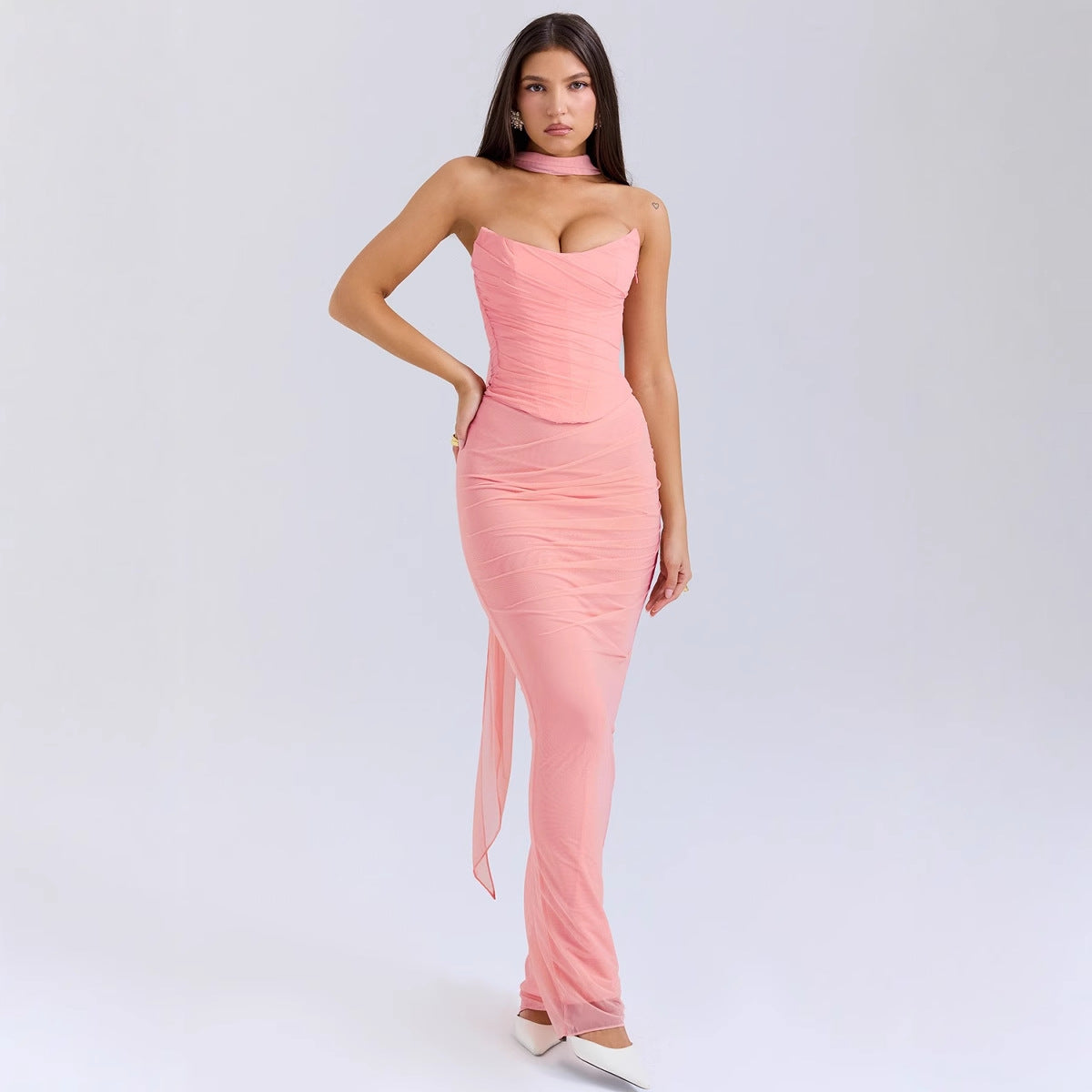 Dame Elegant Couture-maxikjole med off-shoulder design og raffinerede draperinger Stilla