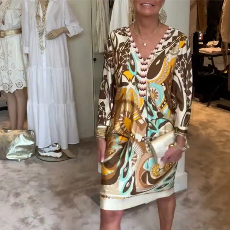 Dame elegant fritidskjole med V-udskæring og farverigt mønster Stilla