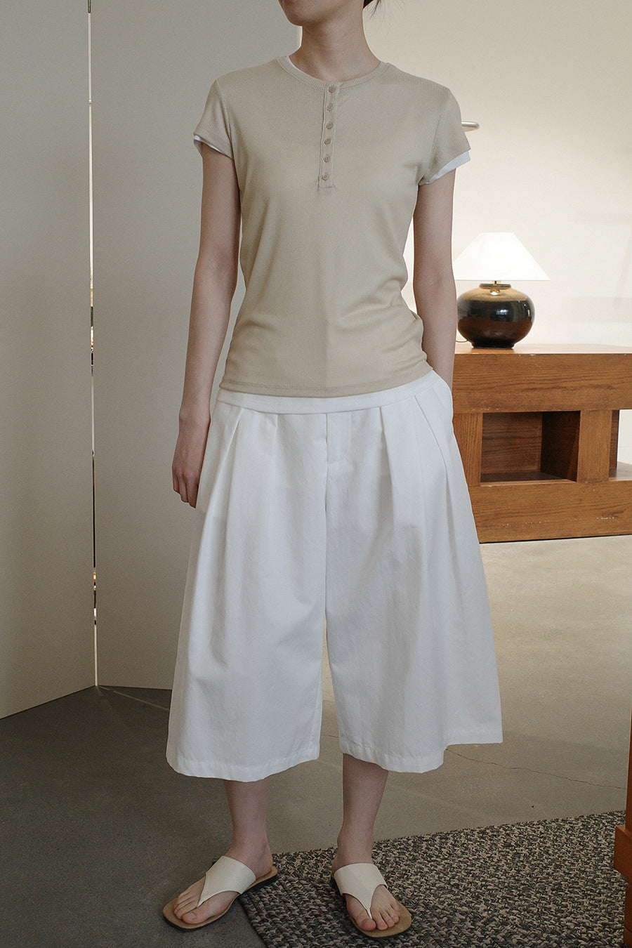 Dame afslappet kortærmet overdel med knapliste og blødt stof Stilla