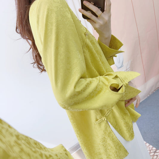 Dame designerbluse med elegant blomster mønster og raffinerede knapdetaljer Stilla