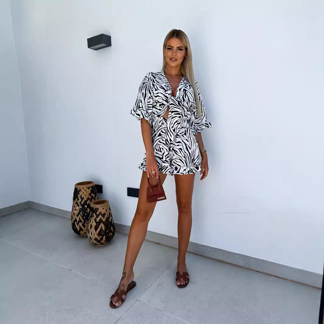 Dame kortærmet jumpsuit med blomsterprint og flæse detaljer Stilla