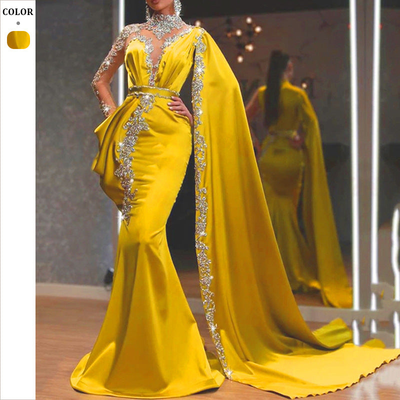 Dame Elegant aftenkjole med kunstneriske spidsaccentuer og sidelæns cape Stilla