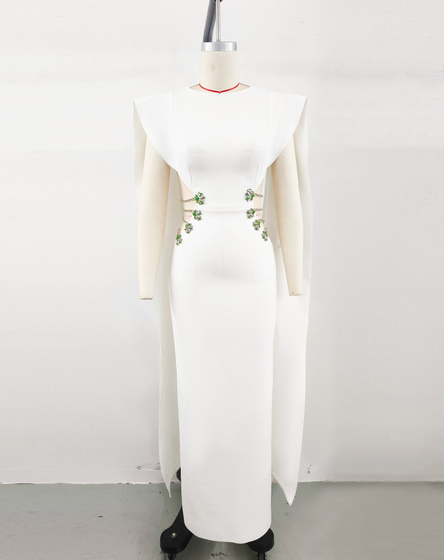 Dame Elegant kjoler med dramatiske skuldre og kunstneriske applikationer Stilla