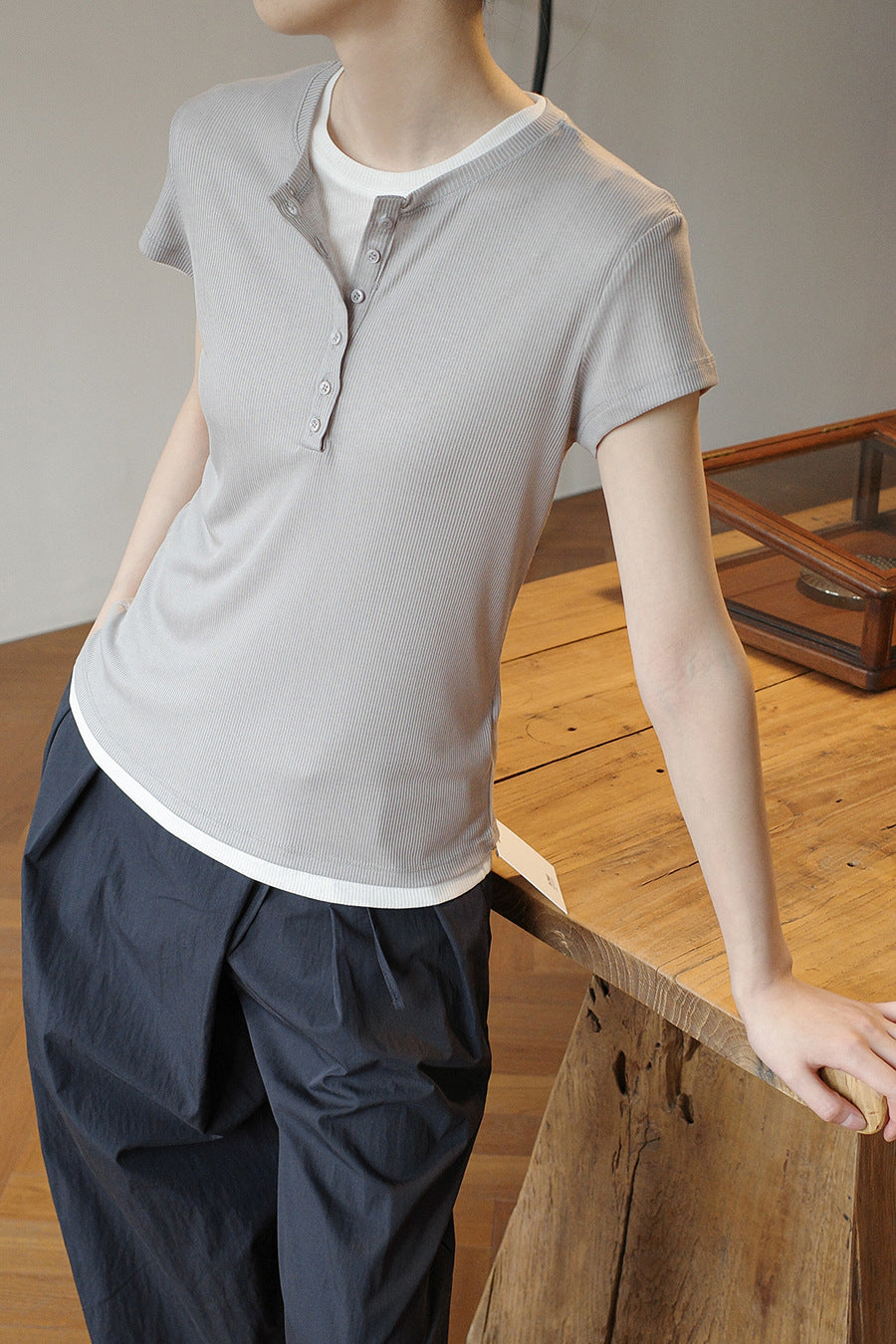 Dame afslappet kortærmet overdel med knapliste og blødt stof Stilla